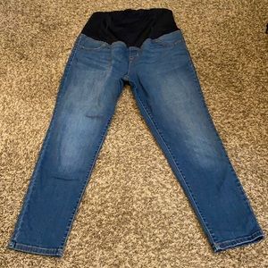 Skinny crop maternity jeans. full panel